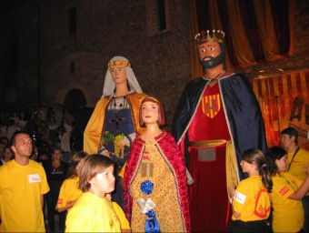 Godlana, la nova geganta d'Elna, entre els seus pares Quixol i Miró. AJ. D'ELNA