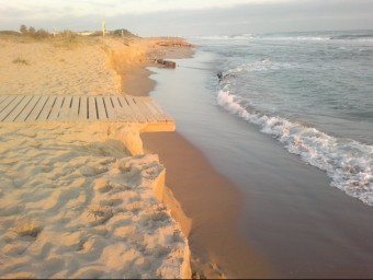 La platja de Gavà Mar el novembre passat, després d'uns dies de temporal. AV de Gavà Mar