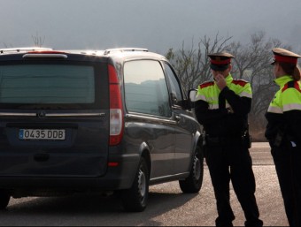 Dos policies al costat del cotxe que s'ha endut l'agent mort a Montblanc NÚRIA TORRES / ACN