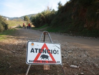Un senyal adverteix de la cacera al costat d'un dels camins recomanats JÚLIA PÉREZ / ACN