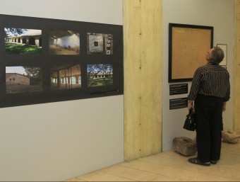 Lluís Fornés fa una ullada a l'exposició que s'obre a la vila. CEDIDA