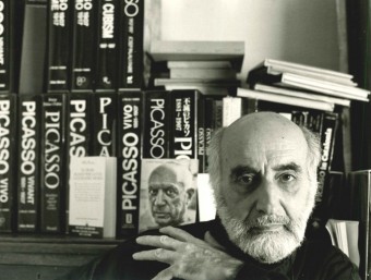 Josep Palau i Fabre el 1993, envoltat dels seus llibres sobre Picasso, una feina monumental JOAN COROMINAS SALOM