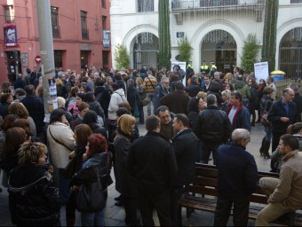 Empleats de l’Ajuntament de Badalona concentrats a la plaça de la Vila. Quim Puig