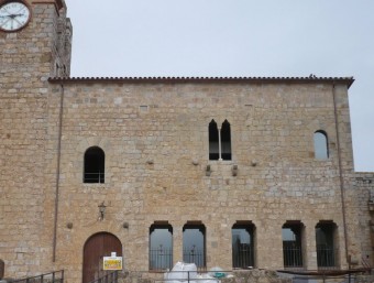 Façana principal del castell de Bellcaire destinat a ajuntament, on es pot veure el que s'ha fet de mes. A.V