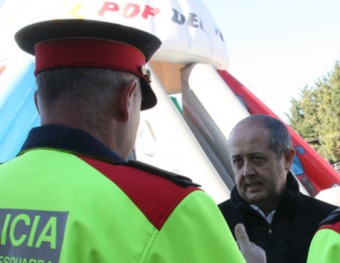 El conseller d'Interior, Felip Puig, durant la seva vista a la Festa de Nadal Solidari a l'Institut de Seguretat Pública de Catalunya ACN