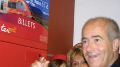 Christian Bourquin, president del Llenguadoc-Rosselló, agafant el primer bitllet a 1 euro J.M. ARTOZOUL