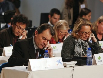 El president de la Generalitat, Artur Mas, i la seva dona, atent els telèfons per recaptar diners per La Marató TV3