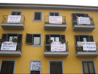 Una part de les pancartes dels veïns del carrer Francesc Macià de Sant Jordi Desvalls, crítics amb el promotor del seu bloc de pisos. J. FERRER