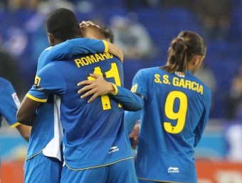 Weis s'abraça a Romaric després de marcar el primer gol del partit FERRAN CASALS