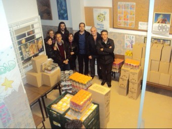El grup municipal socialista entre els productes recollits per al banc solidari. CEDIDA