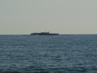 La piscifactoria, que es troba davant de la platja d'Ocata, està escorada des de fa uns mesos per una avaria. G.A
