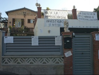 La casa dels Jurado, al número 8 del carrer del Nard de Sant Andreu de la Barca. La família ha penjat diverses pancartes en què reclama justícia EL PUNT AVUI