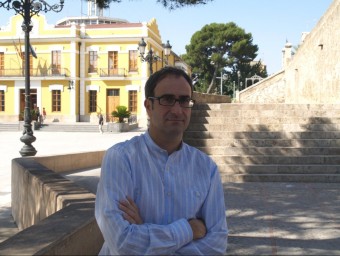 Jordi Sebastià, alcalde Burjassot, a la plaça Emilio Castellar. ESCORCOLL