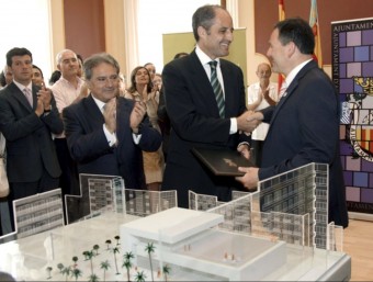 Rus i l'expresident Camps en una visita a l'Ajuntament d'Algemesí. EL PUNT AVUI