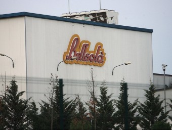 L'exterior de la planta de la panificadora Bellsolà, la tercera productora estatal de masses congelades, a Aiguaviva M.L