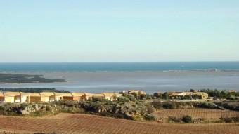 Terme municipal de Fitor amb l'estany de Salses i el mar al fons. ADF