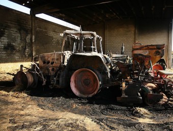 Un dels tractors que es va cremar en l'incendi MANEL LLADÓ