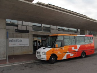 Un bus de l'empresa Sarfa, a l'estació de Sant Feliu de Guíxols E.A