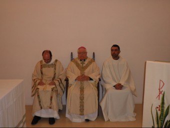 Ignasi López durant la celebració, al costat del bisbe de Girona, Francesc Pardo. EL PUNT AVUI