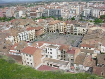 Vista de la plaça Mercadal de Balaguer. A l'altre costat del riu, el Balaguer nou. AINHOA PANCORBO