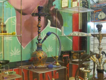 Pipes i material  relacionats amb el cànnabis als aparadors de la botiga Nova Store del Pertús. E. C