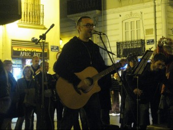 Xavi Sarrià fa una col·laboració amb la concentració de protesta. CEDIDA