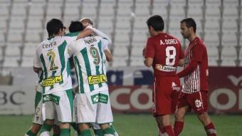 Tortolero i Dorca, abatuts, mentre els jugadors del Còrdova celebren el gol de Borja. DIARIO DE CÓRDOBA
