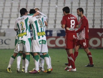 Tortolero i Dorca, abatuts, mentre els jugadors del Còrdova celebren el gol de Borja. DIARIO DE CÓRDOBA