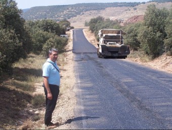 Rafael Pallarés visita les obres d'asfaltat d'un dels camins rurals. ARXIU