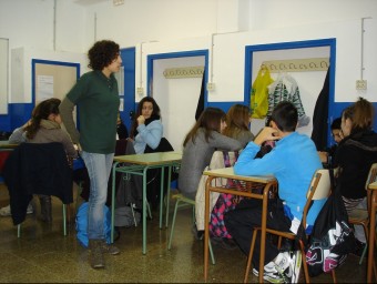 L'educadora del Tram comenta una de les activitats de la xerrada amb alumnes de l'institut Francesc Macià EL PUNT AVUI