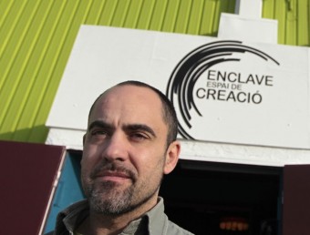 Roberto Olivan fotografiat a l'entrada del seu centre de creació artística. EL PUNT AVUI