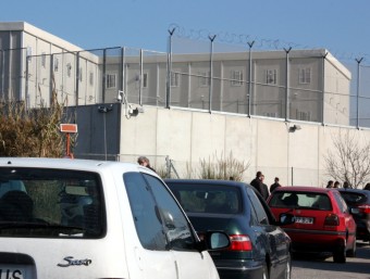 Cues de cotxes a la presó de Quatre Camins pel bloqueig dels funcionaris ACN