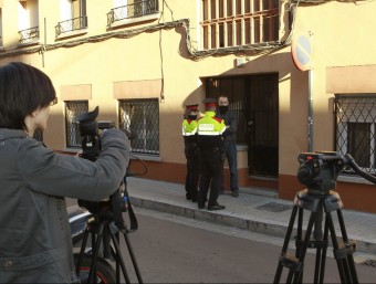 Agents dels Mossos custodien el lloc on s'ha produït l'homicidi, al carrer Portugal de Mollet EFE