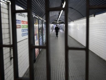 Una porta d'accés a l'estació de Ferrocarrils de la Generalitat de Catalunya tancat JOSEP LOSADA