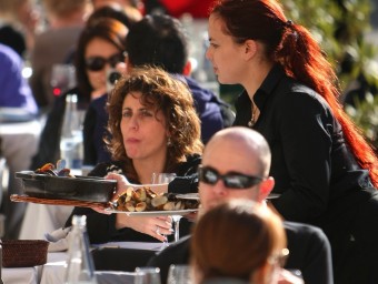 Les terrasses de la plaça Independència, inusualment concorregudes un dissabte d'hivern. El Punt Avui