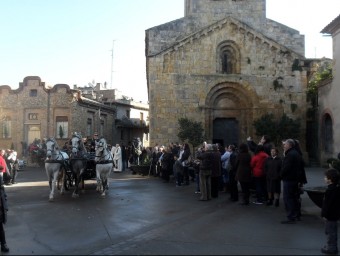 Els carruatges i genets van desfilar davant l'església de Sant Andreu de Serinyà per a la benedicció. EL PUNT AVUI