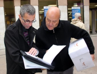 L'alcalde del Poal, Rafel Panadés (esquerra), abans de lliurar les al·legacions als serveis territorials de Territori i Sostenibilitat a Lleida SALVADOR MIRET / ACN