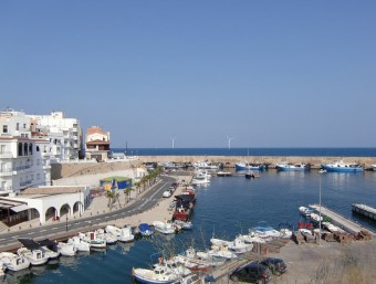 Fotomuntatge de com es veurien des del port de la Cala els molinets del parc eòlic marí a l'Ametlla de Mar IREC