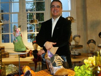 Manel Adell, conseller delegat de Desigual, al costat de la col·lecció de sabates EL PUNT AVUI