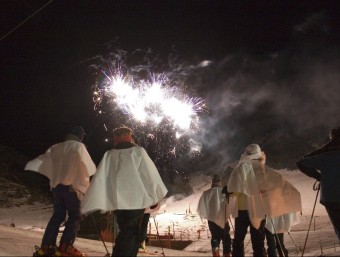 Vall de Núria ofereix una festa per a tota la família amb esquiada, baixada de torxes, sopar i ball.  VALL DE NÚRIA