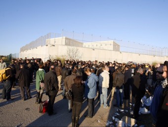 Funcionaris de presons bloquejant l'accés al centre de Quatre Camins, a la Roca, avui fa una setmana ORIOL DURAN / ARXIU