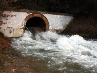 Imatge de la fuita d'aigua en un canonada d'ATLL, aquest divendres a Vilanova del Vallès ACN