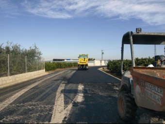 Les màquines realitzen l'asfaltat dels camins rurals del terme. CEDIDA