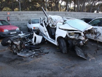 Estat en què ha quedat el cotxe sinistrat aquest diumenge a Sant Feliu de Guíxols ACN
