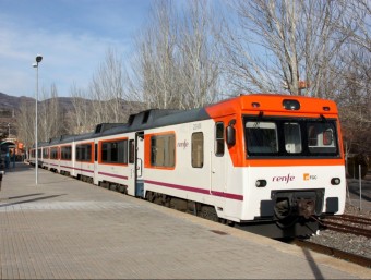 Un tren a l'estació de la Pobla de Segur. La línia ha passat de 3 a 1 sola freqüències d'anada i tornada entre Lleida i el Pallars. MARTA LLUVICH / ACN