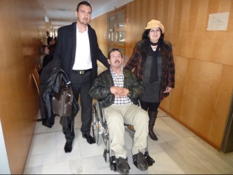 Conrado Guasch Gargallo acompanyat del seu advocat, Jordi Colomer, i un familiar Ò. PINILLA