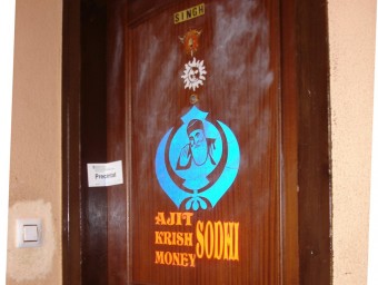 La porta del pis precintat amb el símbol de gurú Nanak, líder espiritual dels Sikh T. SOLER