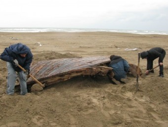 Els tècnics recuperen l'embarcació a la platja del Serrallo, a Sant Jaume d'Enveja. EL PUNT AVUI