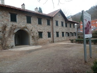 Una vista de la façana d'accés als habitatges de l'antiga colònia tèxtil Espona de l'interior de Sant Joan. J.C