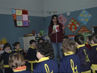 Els petits de l'escola Bruguera en un taller portat per una alumna de l'IES Montilivi EL PUNT AVUI